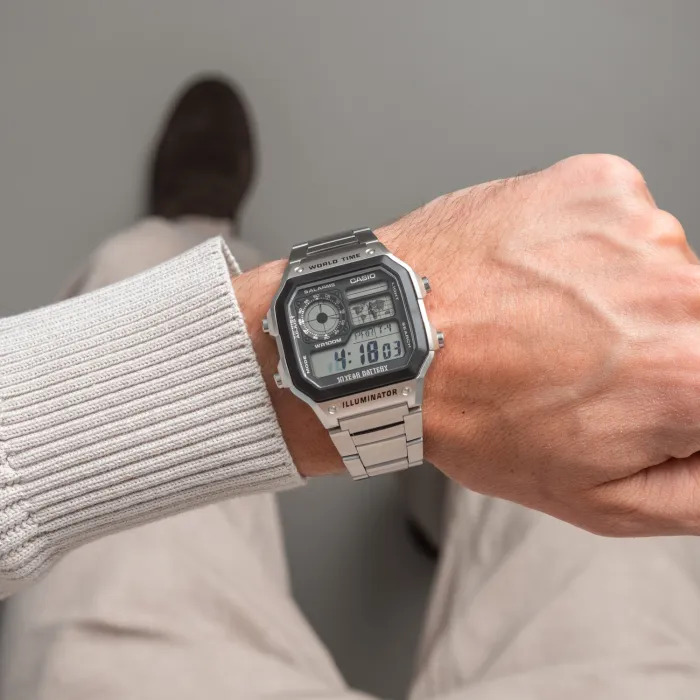 AE-1200WHD-1AVDF-PIC2 ساعت Casio AE‑1200WHD‑1A مشهور به Casio Royale، با بند استیل، قابلیت World Time و مقاومت آبی 100 متر، استفاده شده در فیلم Casino Royale (2006)