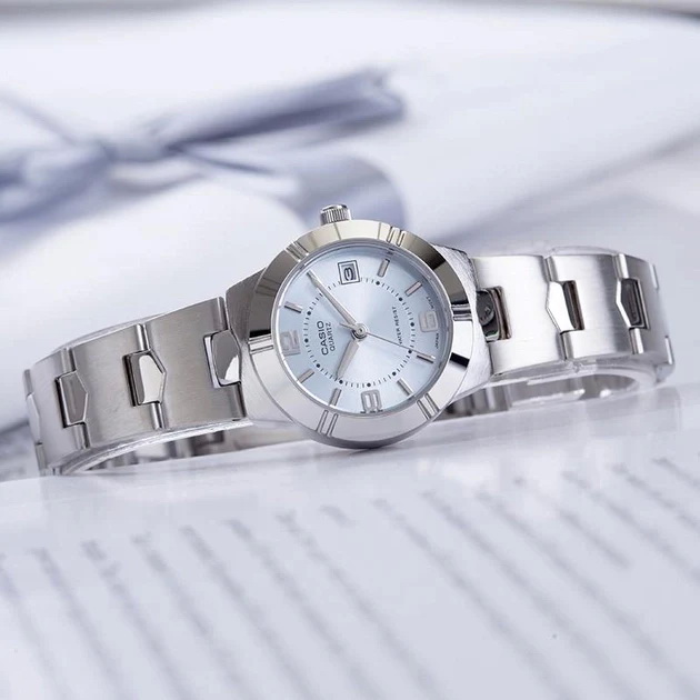 Casio-LTP-1241D-2ADF-ششم- ساعت زنانه Casio LTP‑1241D‑2ADF با صفحه آبی آسمانی و بند استیل ضدزنگ