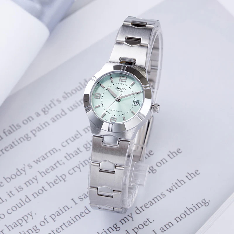 Casio-LTP-1241D-3ADF-pic3 ساعت زنانه Casio LTP‑1241D‑3ADF با صفحه سبز کلاسیک و بند استیل ضدزنگ