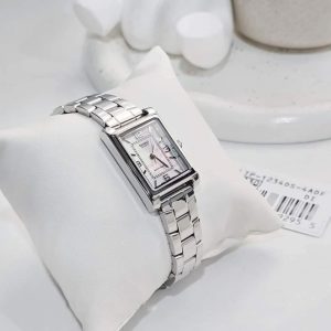 Casio LTP‑1234DD‑4AD women’s watch, square stainless‑steel case, light‑pink dial, silver hands and numbers, Japanese quartz movement, folding clasp bracelet, retro 90s style, 30 m water resistant, minimal and elegant look for everyday wear.