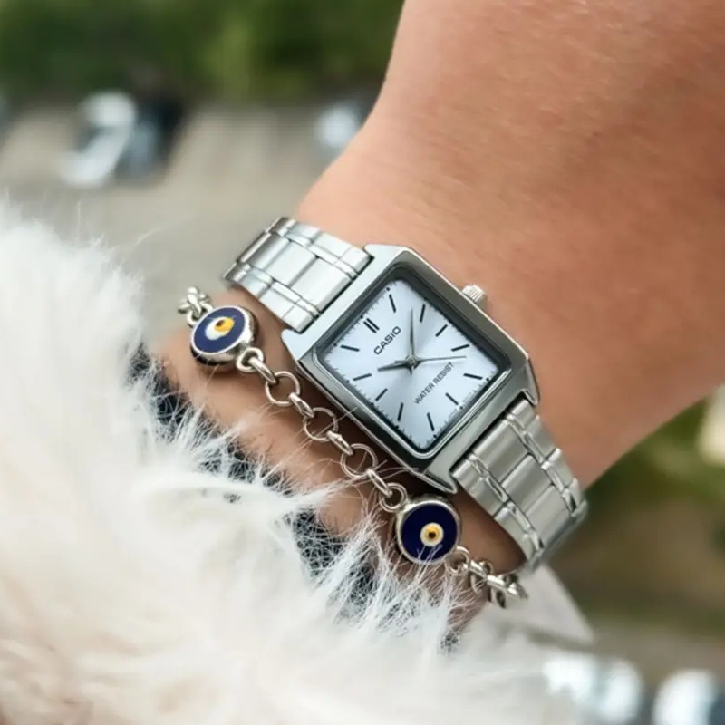 LTP-V007D-2EUDF-PIC5 ساعت زنانه Casio LTP‑V007D‑2EUDF با طراحی مربعی کلاسیک، صفحه سفید و بند استیل ضدزنگ