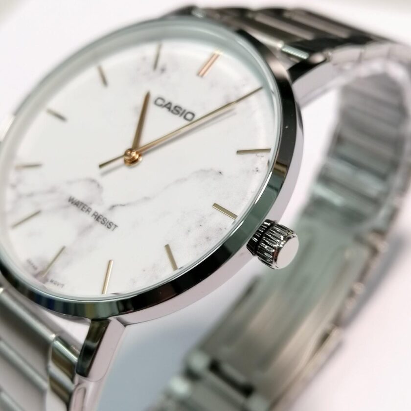 MTP-VT01DM-7AUDF-PIC4 ساعت Casio MTP‑VT01DM‑7AUDF با صفحه سفید مینیمال، موتور کوارتز و بند استیل ضدزنگ، مقاومت آبی 30 متر