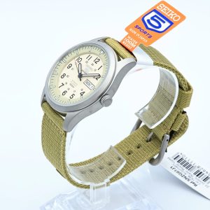 ساعت مردانه سیکو ۵ مدل SNZG07J1 ساخت ژاپن، از سری ورزشی و نظامی Seiko 5 Sports، دارای صفحه بژ شنی با اعداد شب‌تاب، عقربه‌های شب‌نما، نمایش روز و تاریخ، قاب استیل برس‌خورده و بند نایلونی کرم‑نظامی، موتور خودکار ۷S36 با ۲۳ سنگ قیمتی، ضدآب تا ۱۰۰ متر، طراحی میدانی–خیابون‌استایل مناسب برای استایل روزمره و کژوال.