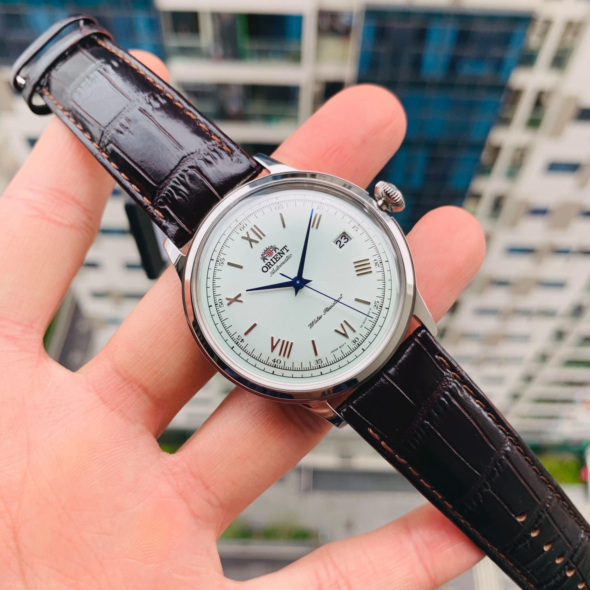 TAC00009W0-2 ساعت Orient Bambino TAC00009W0 مردانه با صفحه کرمی گنبدی، بند چرمی قهوهای و موتور اتوماتیک ژاپنی