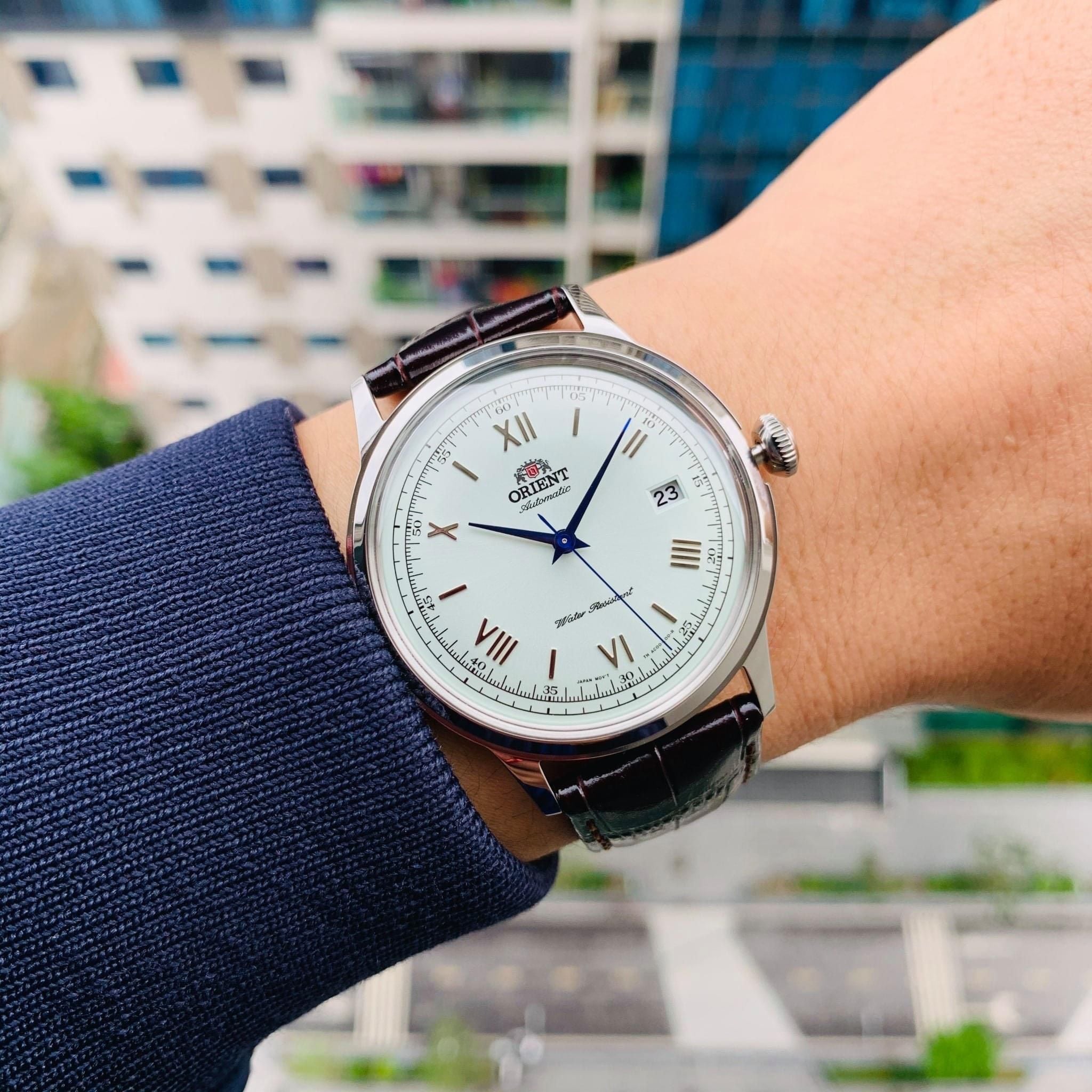 TAC00009W0-3 ساعت Orient Bambino TAC00009W0 مردانه با صفحه کرمی گنبدی، بند چرمی قهوهای و موتور اتوماتیک ژاپنی
