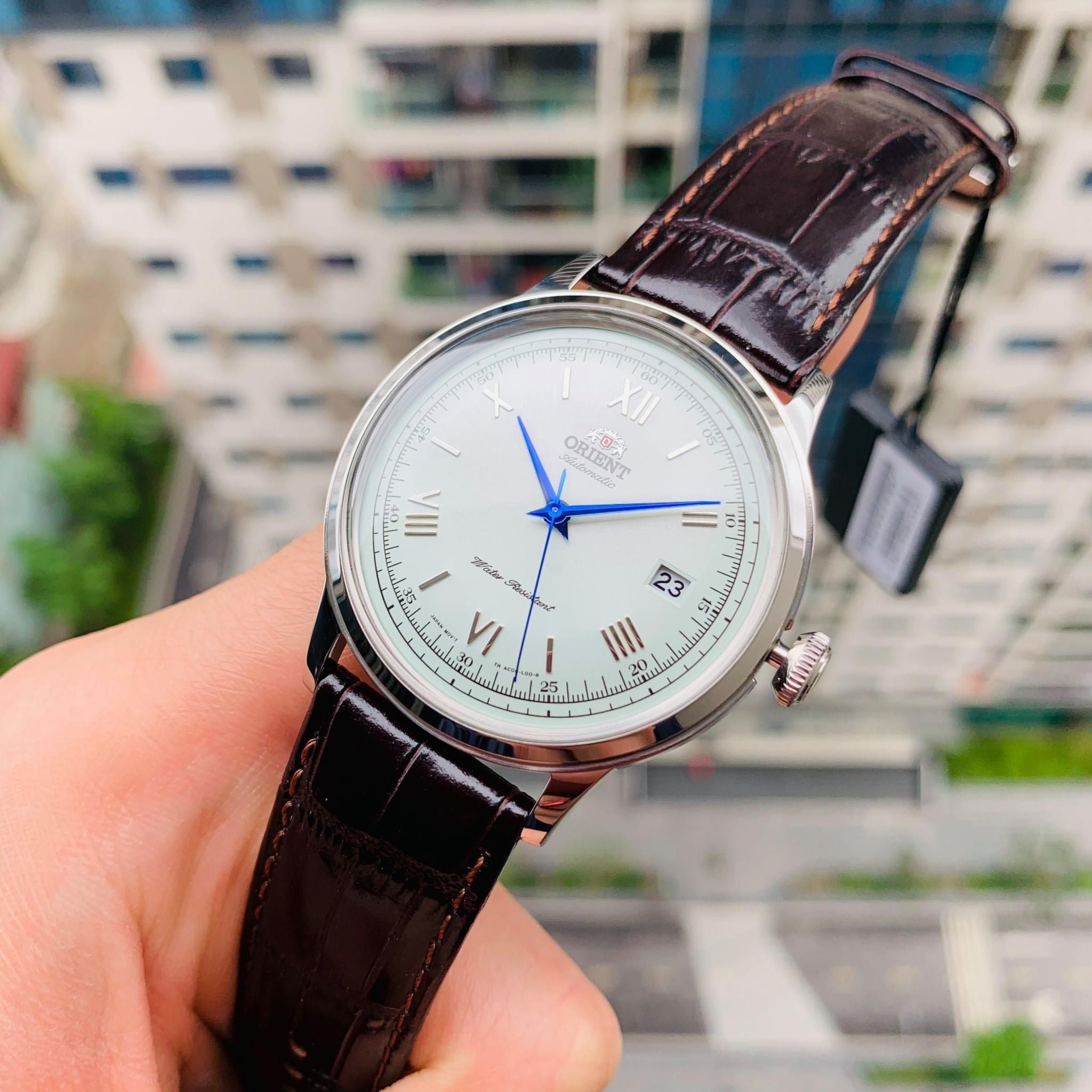 TAC00009W0-4 ساعت Orient Bambino TAC00009W0 مردانه با صفحه کرمی گنبدی، بند چرمی قهوهای و موتور اتوماتیک ژاپنی
