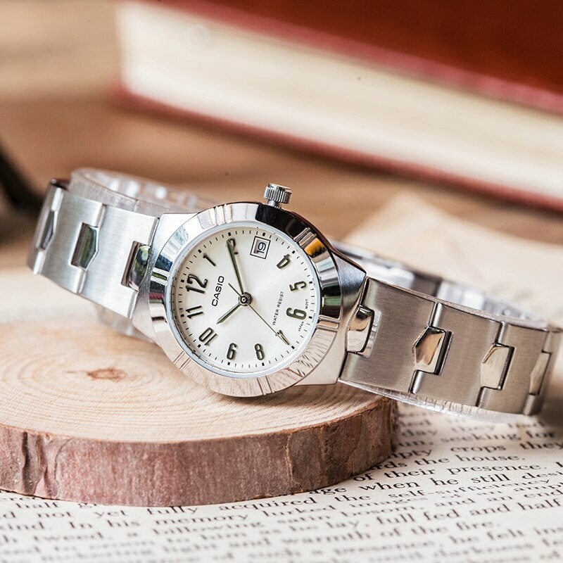 TP-1241D-7A2DF-pic1 ساعت زنانه Casio LTP‑1241D‑7A2DF با صفحه سفید کلاسیک و بند استیل ضدزنگ