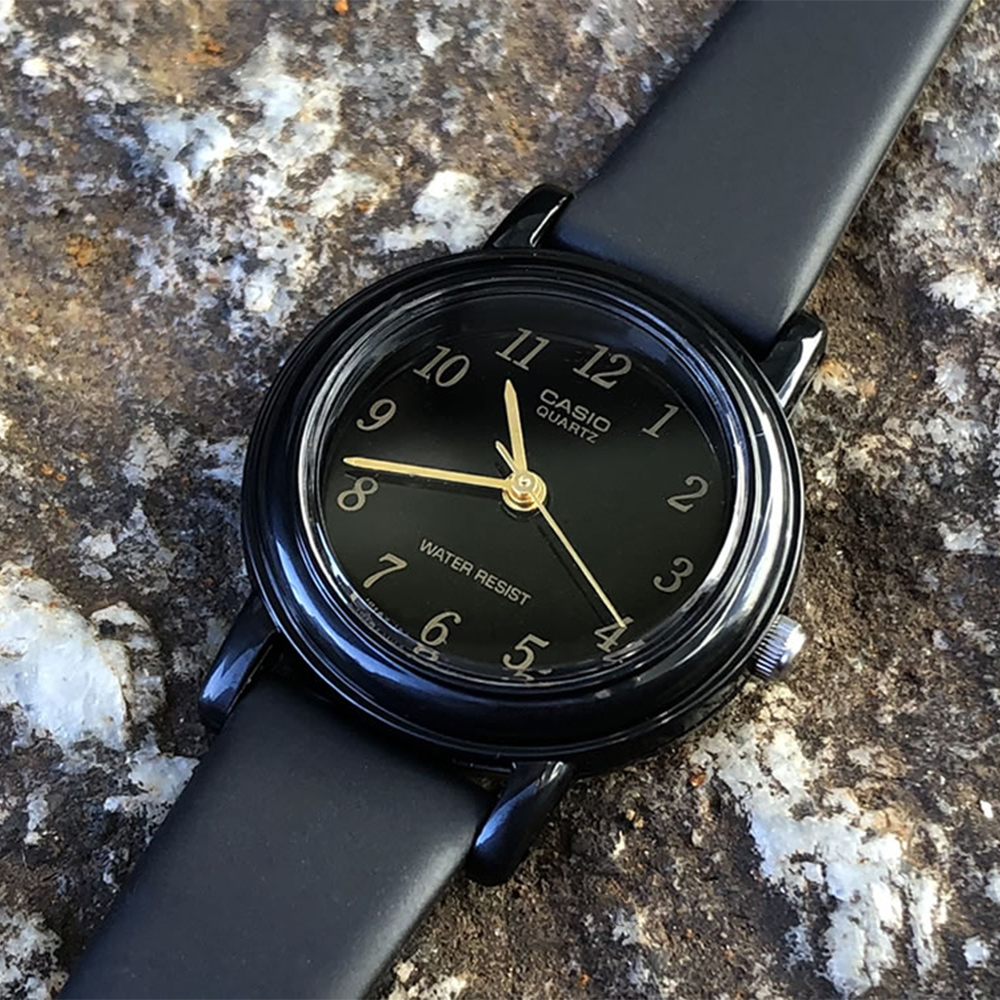10-LQ139AMV-4 ساعت مچی زنانه Casio LQ‑139AMV‑1 با صفحه مشکی ساده، قاب مشکی سبک و بند رزینی مشکی؛ طراحی کوچک، مینیمال و فوقسبک مناسب استفاده روزمره