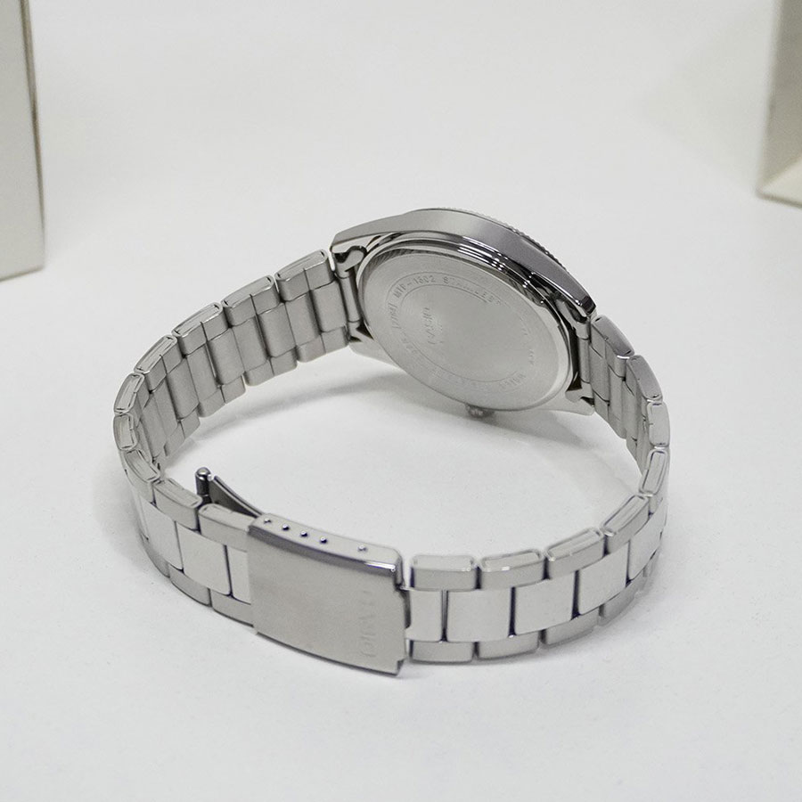 14-MTP-1302DS-1AV-3 ساعت مچی مردانه Casio MTP‑1302DS‑1AV با صفحه مشکی صدفی (Mother of Pearl)، قاب و بند استیل نقرهای، نمایش تاریخ، شیشه مینرال و مقاومت آب ۵۰ متر؛ مناسب استایل رسمی و کلاسیک لوکس