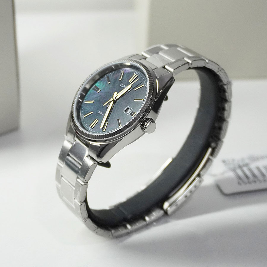 14-MTP-1302DS-1AV-4 ساعت مچی مردانه Casio MTP‑1302DS‑1AV با صفحه مشکی صدفی (Mother of Pearl)، قاب و بند استیل نقرهای، نمایش تاریخ، شیشه مینرال و مقاومت آب ۵۰ متر؛ مناسب استایل رسمی و کلاسیک لوکس