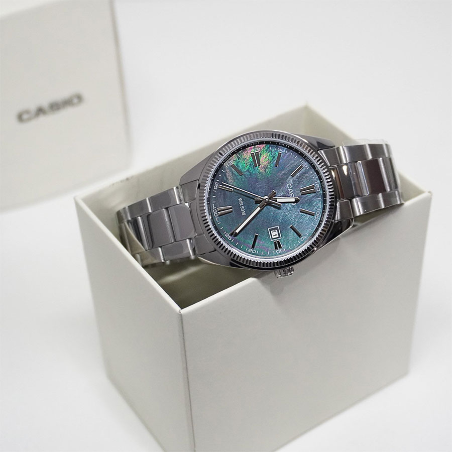 14-MTP-1302DS-1AV-5 ساعت مچی مردانه Casio MTP‑1302DS‑1AV با صفحه مشکی صدفی (Mother of Pearl)، قاب و بند استیل نقرهای، نمایش تاریخ، شیشه مینرال و مقاومت آب ۵۰ متر؛ مناسب استایل رسمی و کلاسیک لوکس