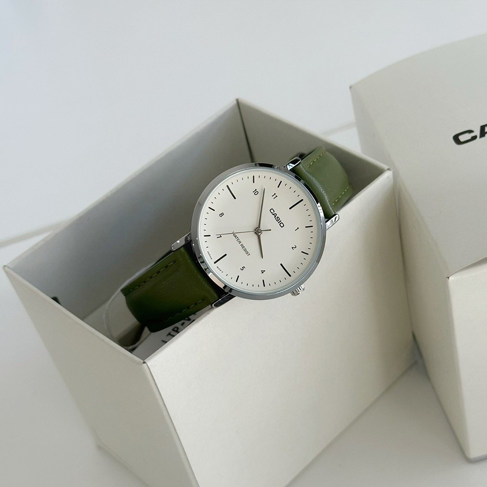 2-LTP-VT03L-3B-11 ساعت مچی زنانه Casio LTP-VT03L-3B با صفحه سبز مینیمال، قاب استیل نقرهای و بند چرمی سبز؛ مناسب استایل روزمره و نیمهرسمی