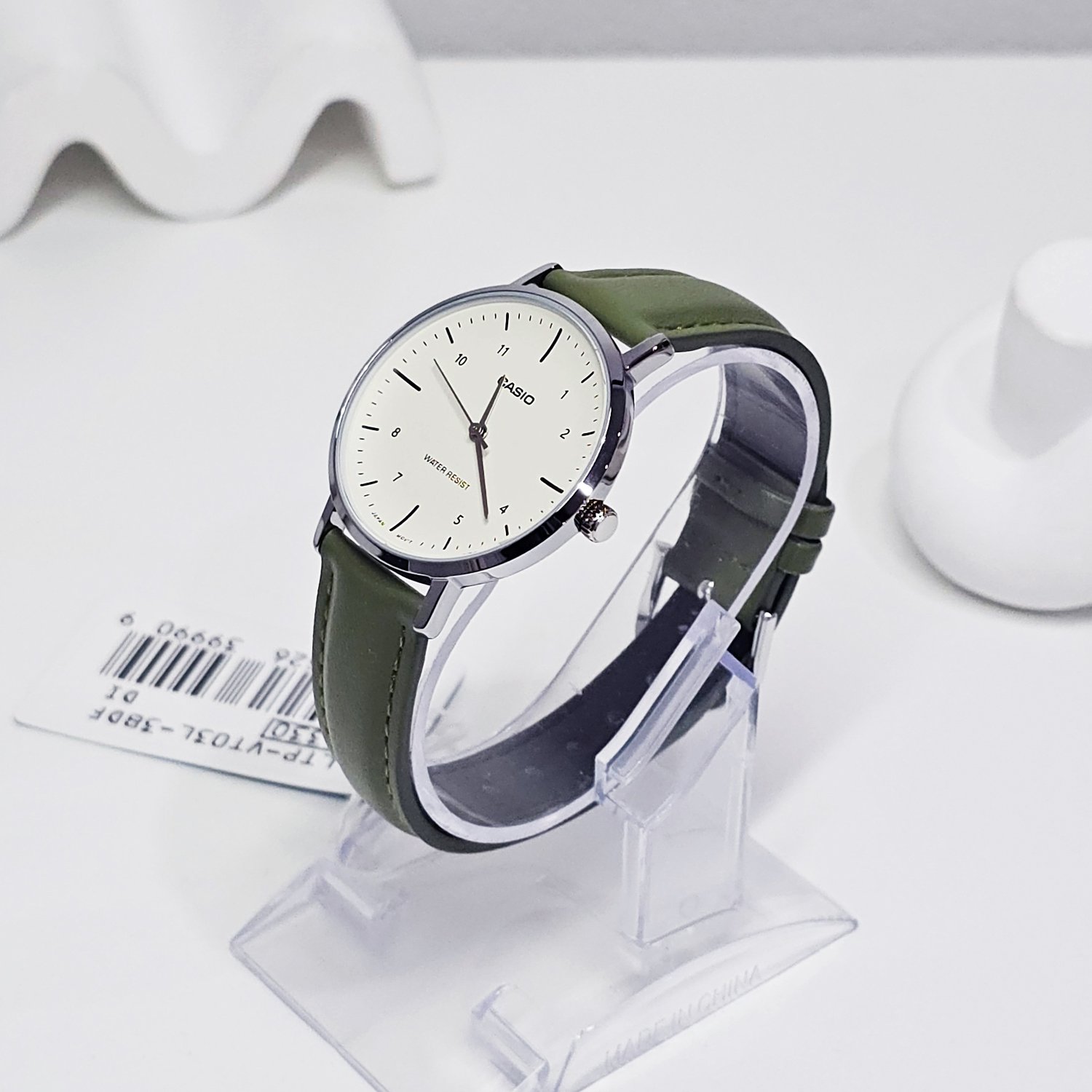 2-LTP-VT03L-3B-5 ساعت مچی زنانه Casio LTP-VT03L-3B با صفحه سبز مینیمال، قاب استیل نقرهای و بند چرمی سبز؛ مناسب استایل روزمره و نیمهرسمی