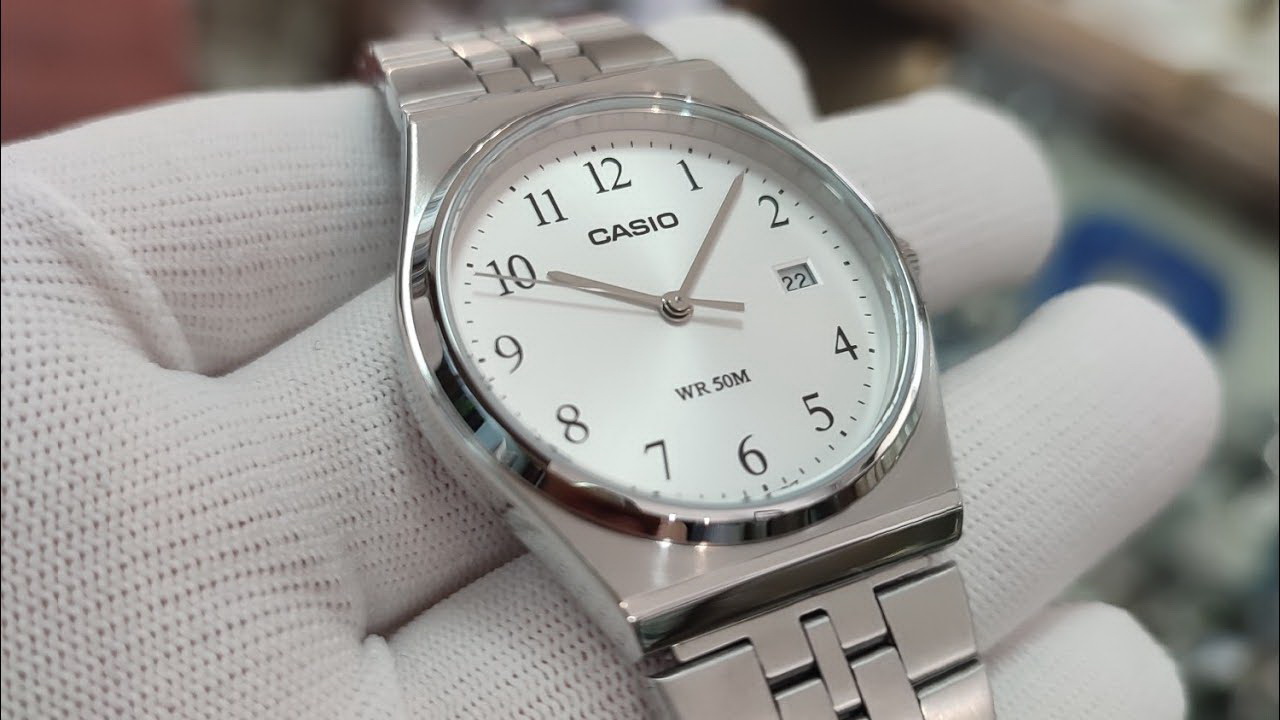 5-MTP-B145D-7-4 ساعت مچی مردانه Casio MTP-B145D-7BV با صفحه سفید مینیمال، قاب و بند استیل نقرهای، طراحی کلاسیک دهههشتادی، مقاومت آب 50 متر و نمایش تاریخ؛ مناسب استایل روزمره و نیمهرسمی