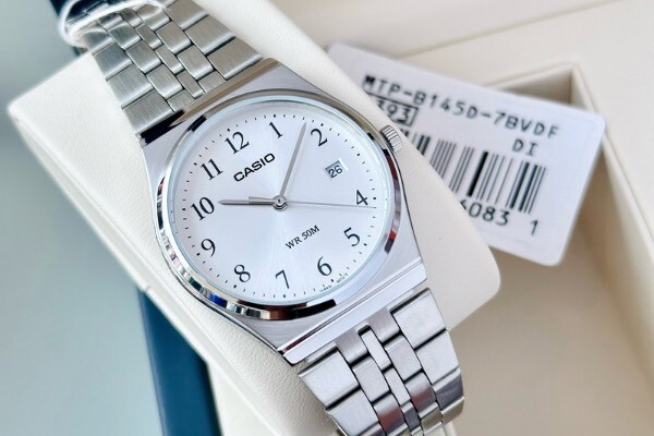 5-MTP-B145D-7-6 ساعت مچی مردانه Casio MTP-B145D-7BV با صفحه سفید مینیمال، قاب و بند استیل نقرهای، طراحی کلاسیک دهههشتادی، مقاومت آب 50 متر و نمایش تاریخ؛ مناسب استایل روزمره و نیمهرسمی