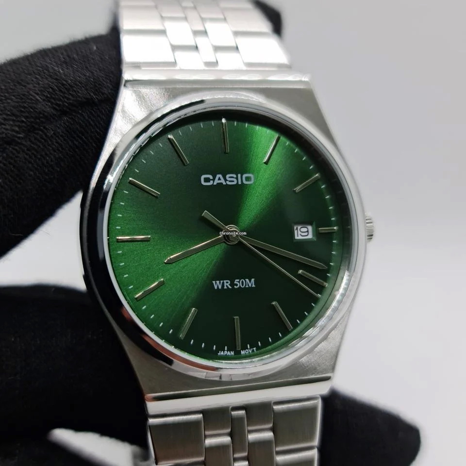 6-MTP-B145D-3A-1 ساعت مچی مردانه Casio MTP‑B145D‑3AVDF با صفحه سبز کلاسیک، قاب و بند استیل نقرهای، طراحی دهههشتادی و مقاومت آب تا ۵۰ متر؛ مناسب استایل روزمره و نیمهرسمی
