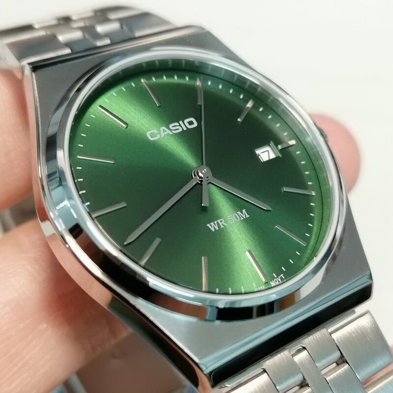 6-MTP-B145D-3A-2 ساعت مچی مردانه Casio MTP‑B145D‑3AVDF با صفحه سبز کلاسیک، قاب و بند استیل نقرهای، طراحی دهههشتادی و مقاومت آب تا ۵۰ متر؛ مناسب استایل روزمره و نیمهرسمی