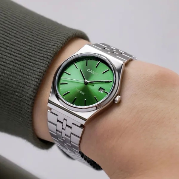 6-MTP-B145D-3A-4 ساعت مچی مردانه Casio MTP‑B145D‑3AVDF با صفحه سبز کلاسیک، قاب و بند استیل نقرهای، طراحی دهههشتادی و مقاومت آب تا ۵۰ متر؛ مناسب استایل روزمره و نیمهرسمی