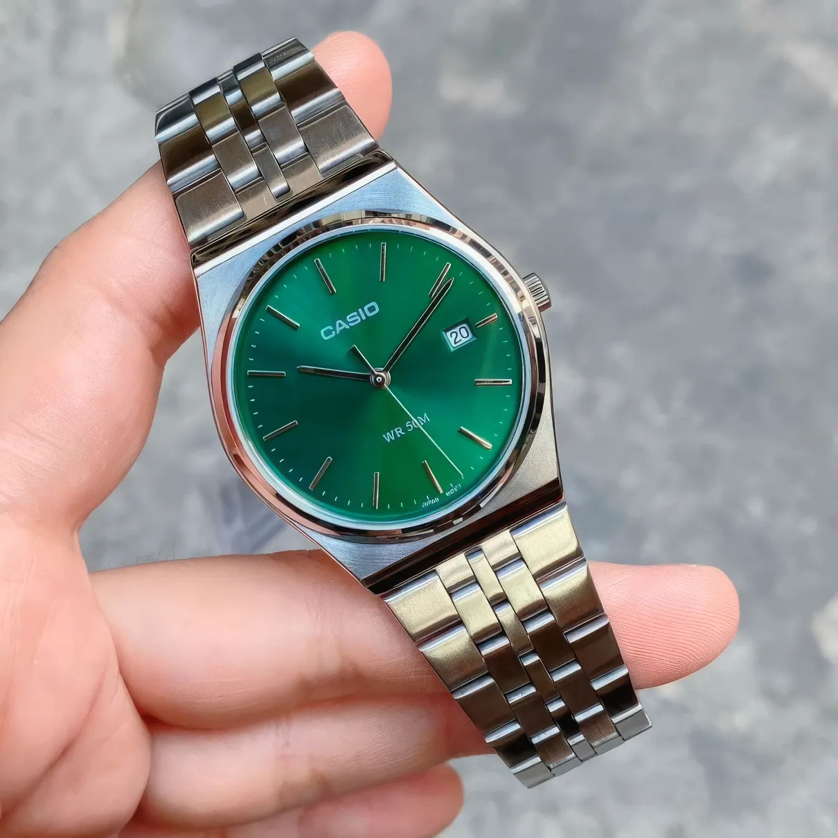 6-MTP-B145D-3A-5 ساعت مچی مردانه Casio MTP‑B145D‑3AVDF با صفحه سبز کلاسیک، قاب و بند استیل نقرهای، طراحی دهههشتادی و مقاومت آب تا ۵۰ متر؛ مناسب استایل روزمره و نیمهرسمی