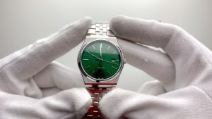 ساعت مچی مردانه Casio MTP‑B145D‑3AVDF با صفحه سبز کلاسیک، قاب و بند استیل نقره‌ای، طراحی دهه‌هشتادی و مقاومت آب تا ۵۰ متر؛ مناسب استایل روزمره و نیمه‌رسمی