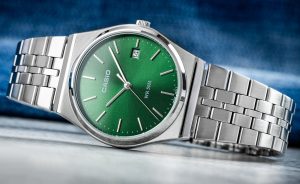 ساعت مچی مردانه Casio MTP‑B145D‑3AVDF با صفحه سبز کلاسیک، قاب و بند استیل نقره‌ای، طراحی دهه‌هشتادی و مقاومت آب تا ۵۰ متر؛ مناسب استایل روزمره و نیمه‌رسمی