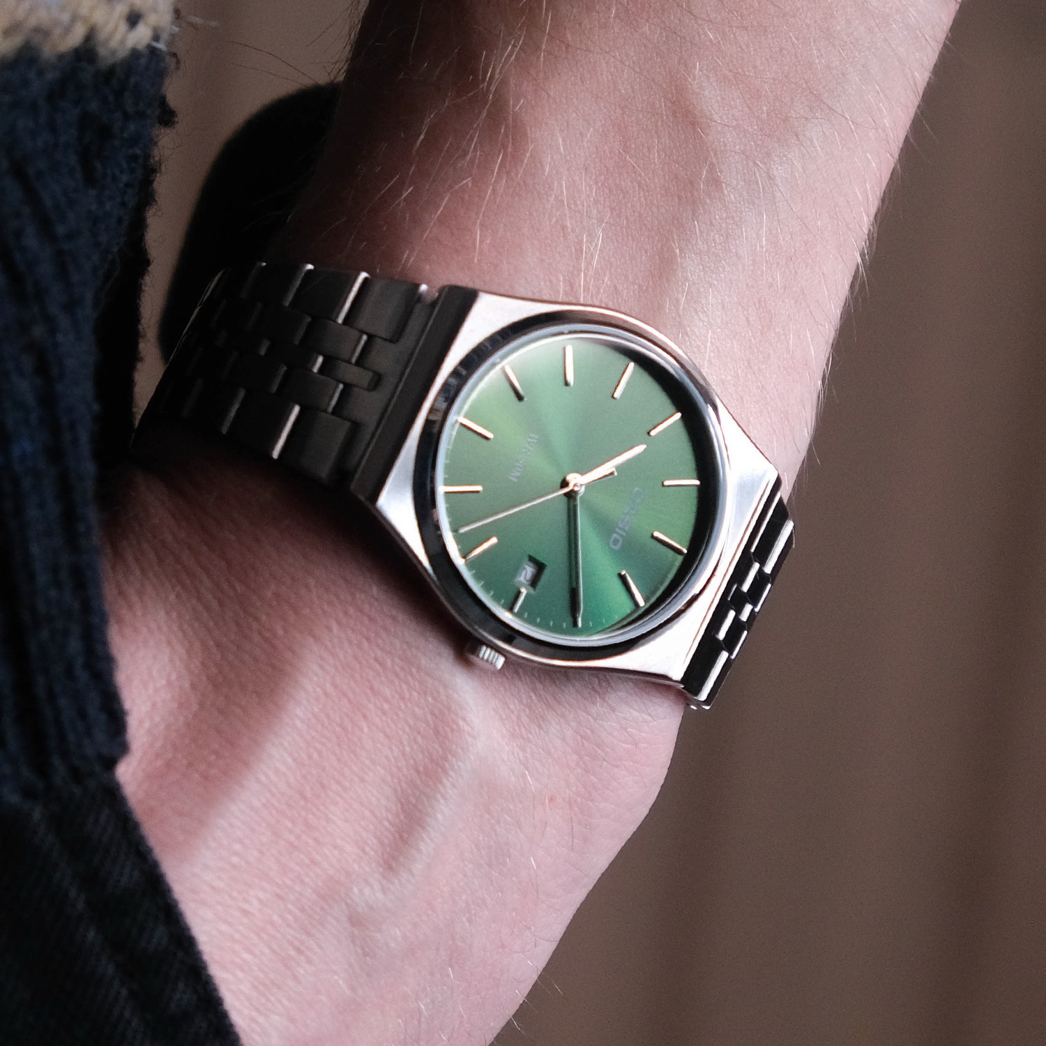 6-MTP-B145D-3A-8 ساعت مچی مردانه Casio MTP‑B145D‑3AVDF با صفحه سبز کلاسیک، قاب و بند استیل نقرهای، طراحی دهههشتادی و مقاومت آب تا ۵۰ متر؛ مناسب استایل روزمره و نیمهرسمی