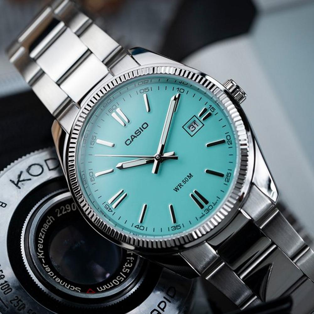 7-MTP-VD03D-2A3-1 ساعت مچی مردانه Casio MTP-VD03D-2A3 با صفحه آبی یکدست، قاب و بند استیل نقرهای، طراحی مینیمال کلاسیک با نمایش تاریخ و مقاومت آب روزمره؛ مناسب استایل روزمره و محیط کاری