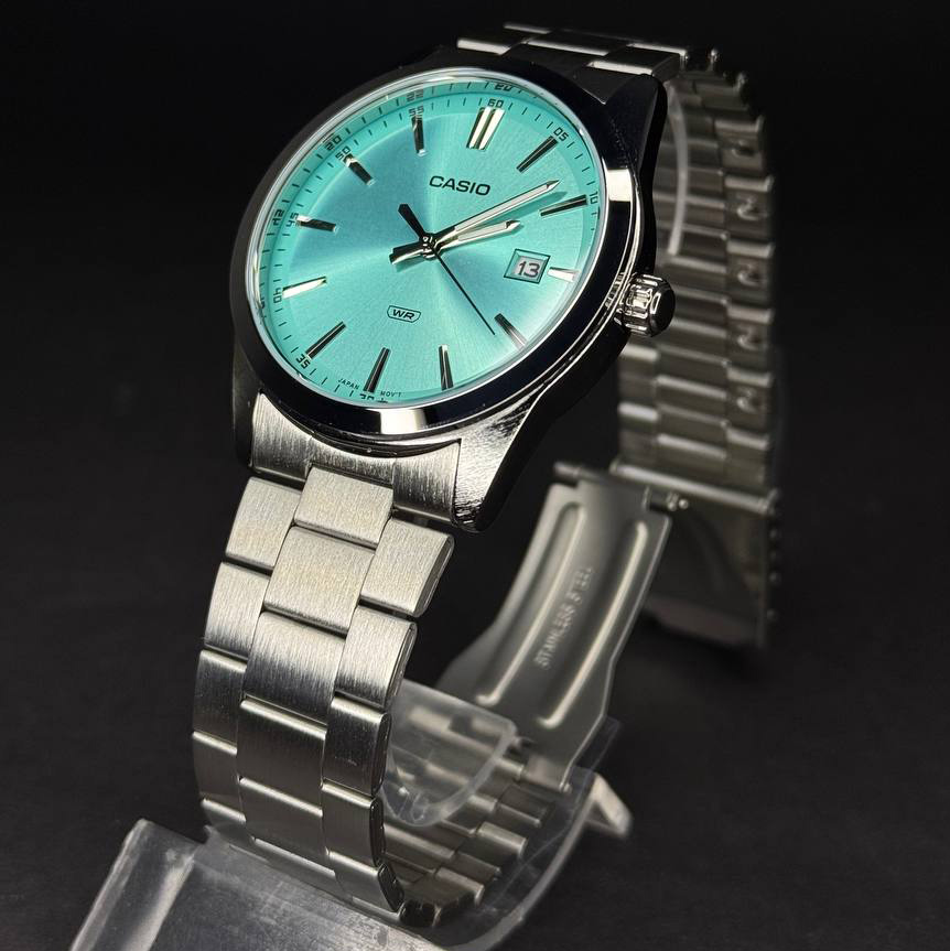7-MTP-VD03D-2A3-2 ساعت مچی مردانه Casio MTP-VD03D-2A3 با صفحه آبی یکدست، قاب و بند استیل نقرهای، طراحی مینیمال کلاسیک با نمایش تاریخ و مقاومت آب روزمره؛ مناسب استایل روزمره و محیط کاری