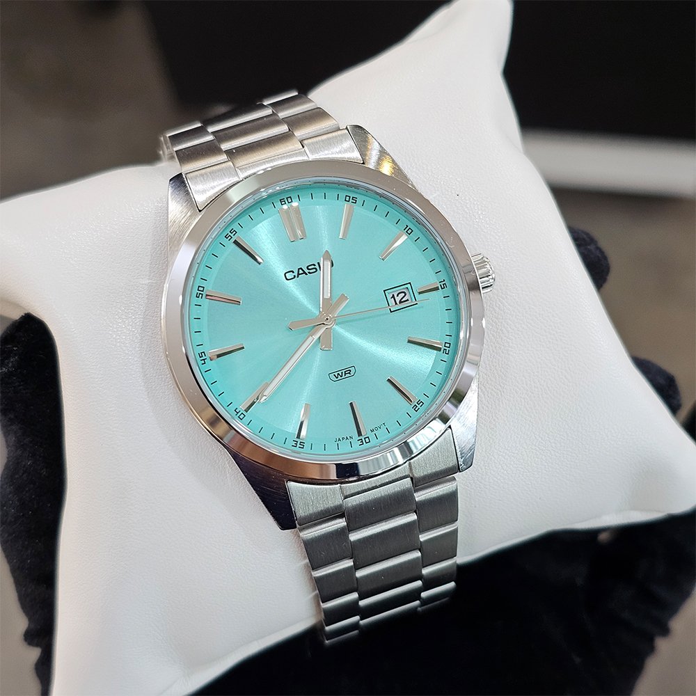 7-MTP-VD03D-2A3-4 ساعت مچی مردانه Casio MTP-VD03D-2A3 با صفحه آبی یکدست، قاب و بند استیل نقرهای، طراحی مینیمال کلاسیک با نمایش تاریخ و مقاومت آب روزمره؛ مناسب استایل روزمره و محیط کاری