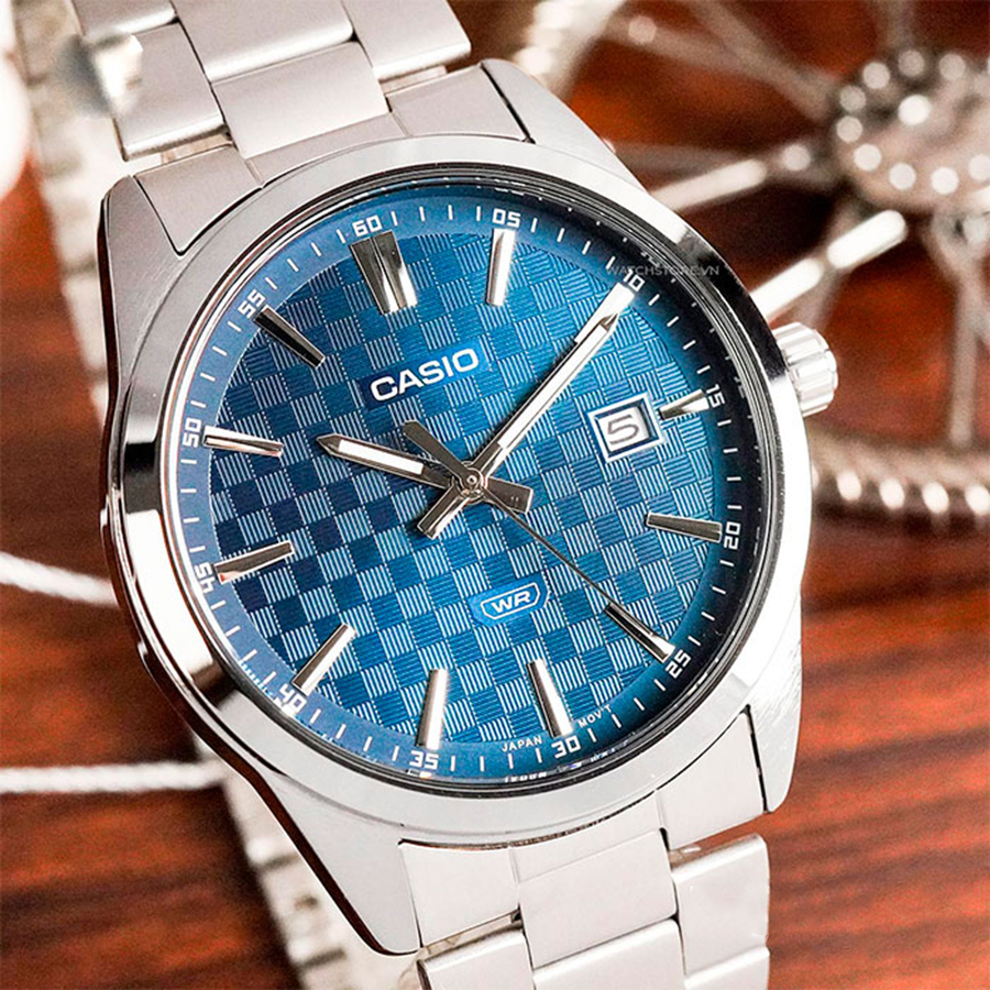 8-mtp-vd03d-2a2-3 ساعت مچی مردانه Casio MTP‑VD03D‑2A2 با صفحه آبی تیره، قاب و بند استیل نقرهای، طراحی ساده و کلاسیک با نمایش تاریخ و مقاومت آب روزمره؛ مناسب استایل روزمره و اداری