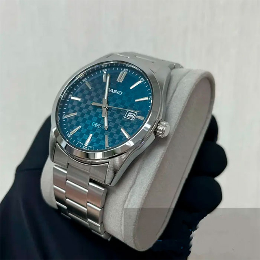 8-mtp-vd03d-2a2-8 ساعت مچی مردانه Casio MTP‑VD03D‑2A2 با صفحه آبی تیره، قاب و بند استیل نقرهای، طراحی ساده و کلاسیک با نمایش تاریخ و مقاومت آب روزمره؛ مناسب استایل روزمره و اداری
