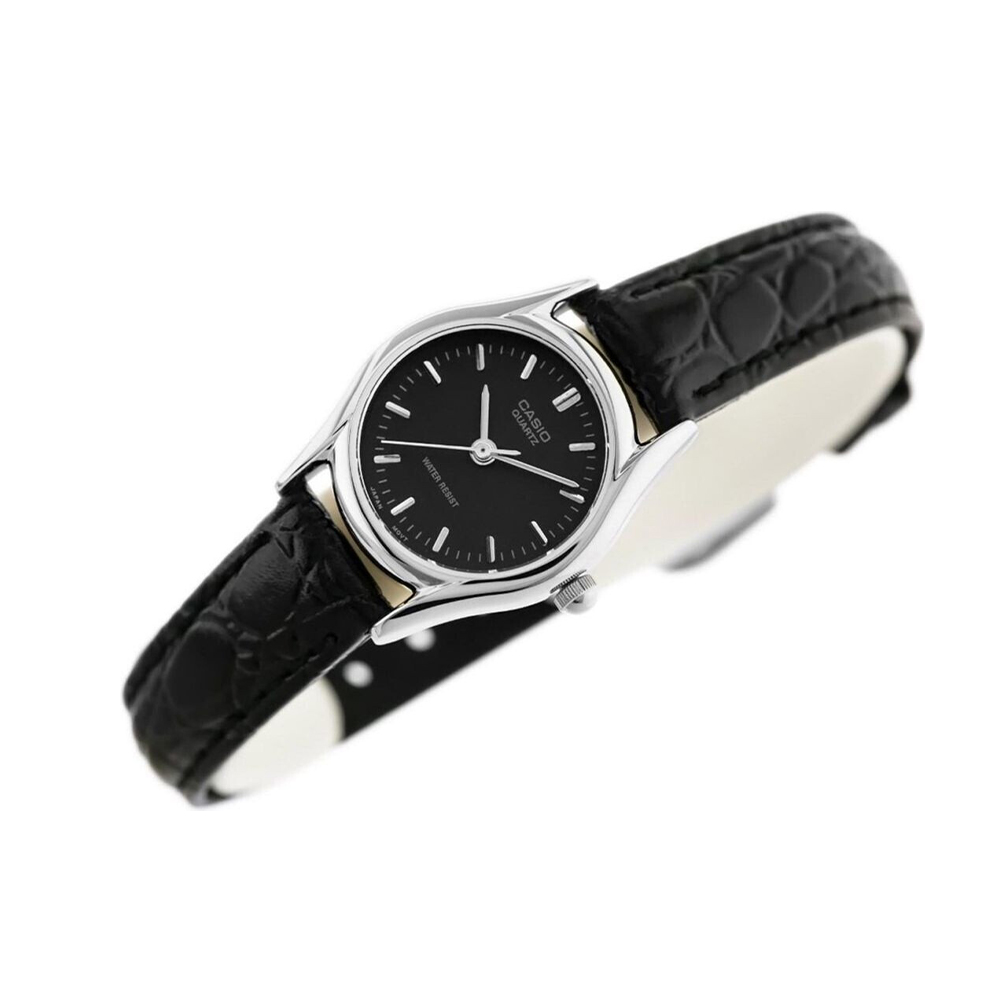 9-LTP-1094E-1ARDF-4 ساعت مچی زنانه Casio LTP‑1094E‑1ARDF با صفحه مشکی کلاسیک، قاب نقرهای براق و بند چرمی مشکی باریک؛ طراحی کوچک و ظریف مناسب استایل روزمره و مینیمال