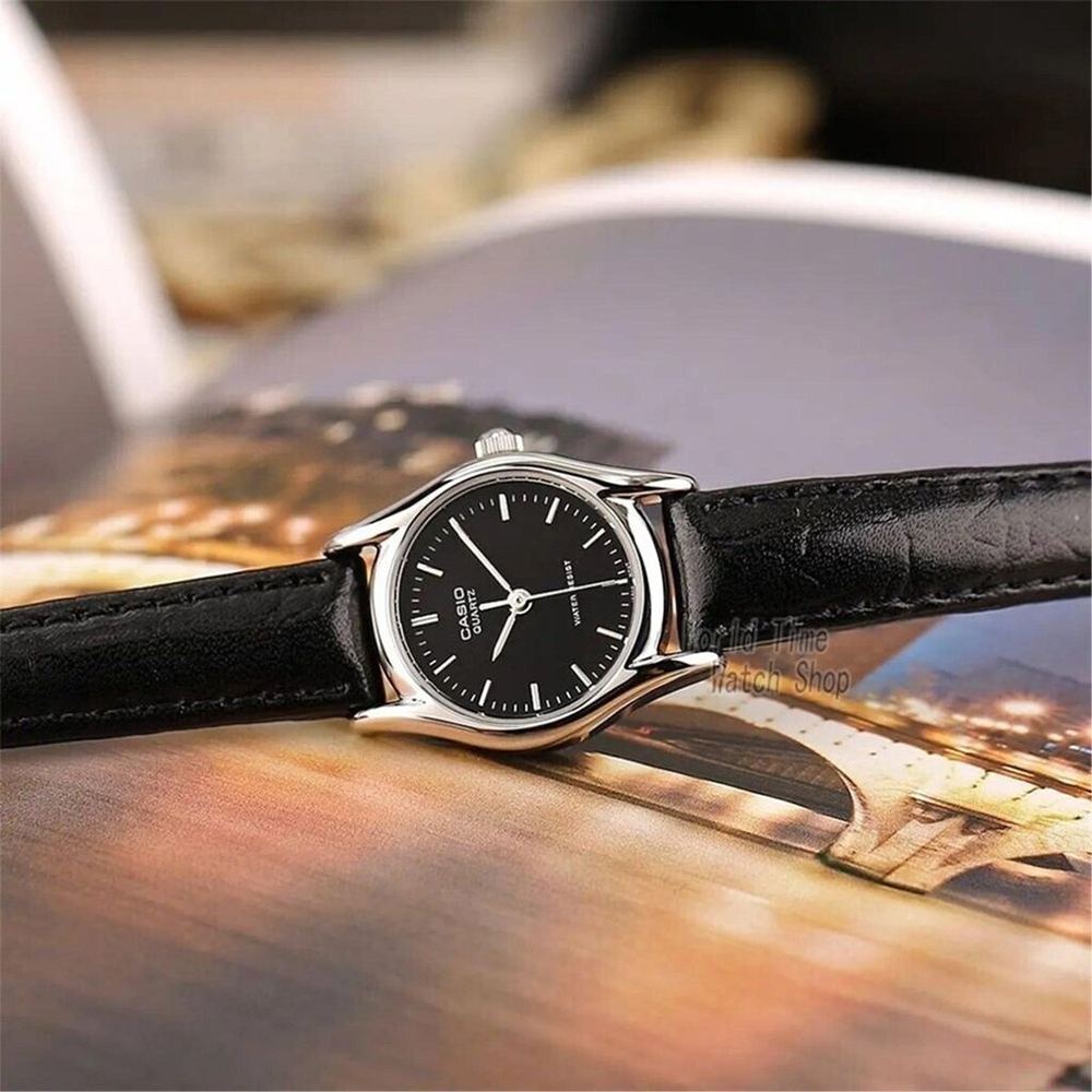 9-LTP-1094E-1ARDF-7 ساعت مچی زنانه Casio LTP‑1094E‑1ARDF با صفحه مشکی کلاسیک، قاب نقرهای براق و بند چرمی مشکی باریک؛ طراحی کوچک و ظریف مناسب استایل روزمره و مینیمال