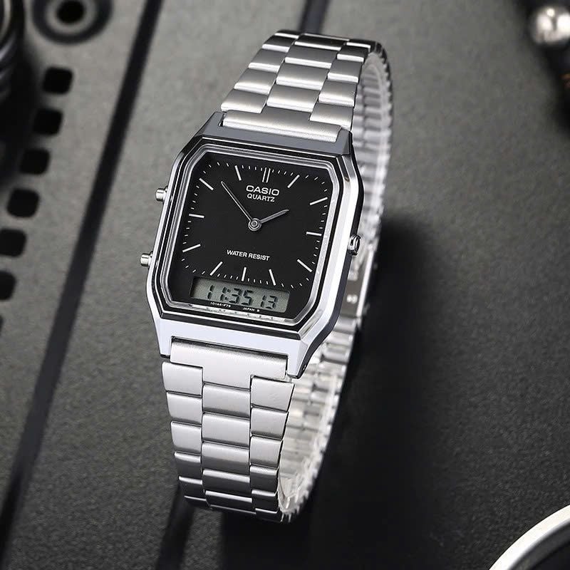 AQ-230A-1DMQ-2 ساعت مچی دیجیتال‑آنالوگ Casio AQ‑230A‑1DMQ با صفحه مشکی، نمایش ترکیبی آنالوگ و دیجیتال، قاب استیل نقرهای، بند استیل کلاسیک، آلارم روزانه و طراحی رترو؛ مناسب استایل مینیمال و وینتیج ساعت کاسیو AQ-230A-1DMQ رترو آنالوگ دیجیتال با بند استیل نقرهای