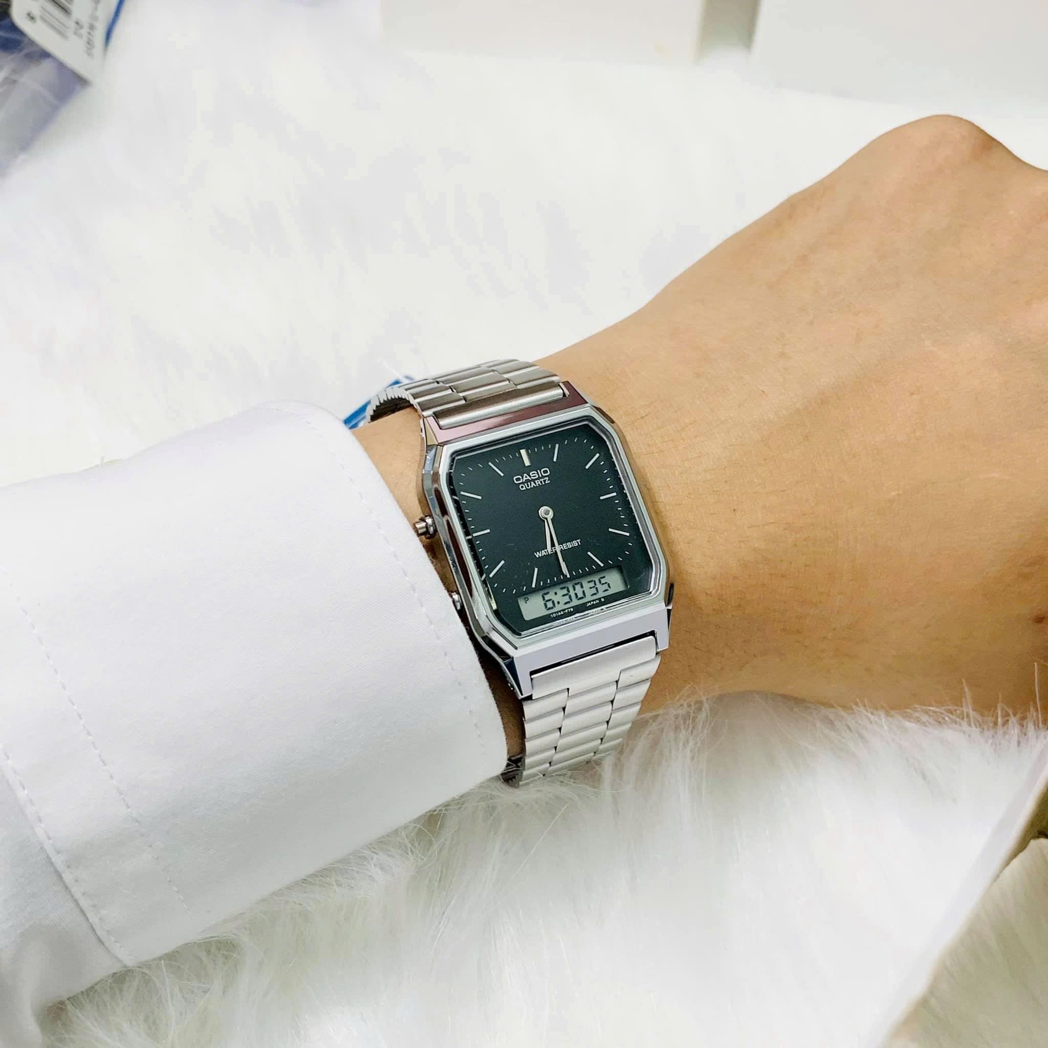 AQ-230A-1DMQ-4 ساعت مچی دیجیتال‑آنالوگ Casio AQ‑230A‑1DMQ با صفحه مشکی، نمایش ترکیبی آنالوگ و دیجیتال، قاب استیل نقرهای، بند استیل کلاسیک، آلارم روزانه و طراحی رترو؛ مناسب استایل مینیمال و وینتیج
