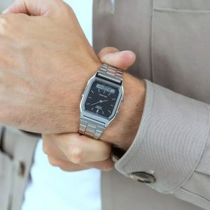 ساعت مچی دیجیتال‑آنالوگ Casio AQ‑230A‑1DMQ با صفحه مشکی، نمایش ترکیبی آنالوگ و دیجیتال، قاب استیل نقره‌ای، بند استیل کلاسیک، آلارم روزانه و طراحی رترو؛ مناسب استایل مینیمال و وینتیج