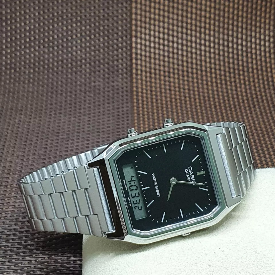 AQ-230A-1DMQ-6 ساعت مچی دیجیتال‑آنالوگ Casio AQ‑230A‑1DMQ با صفحه مشکی، نمایش ترکیبی آنالوگ و دیجیتال، قاب استیل نقرهای، بند استیل کلاسیک، آلارم روزانه و طراحی رترو؛ مناسب استایل مینیمال و وینتیج