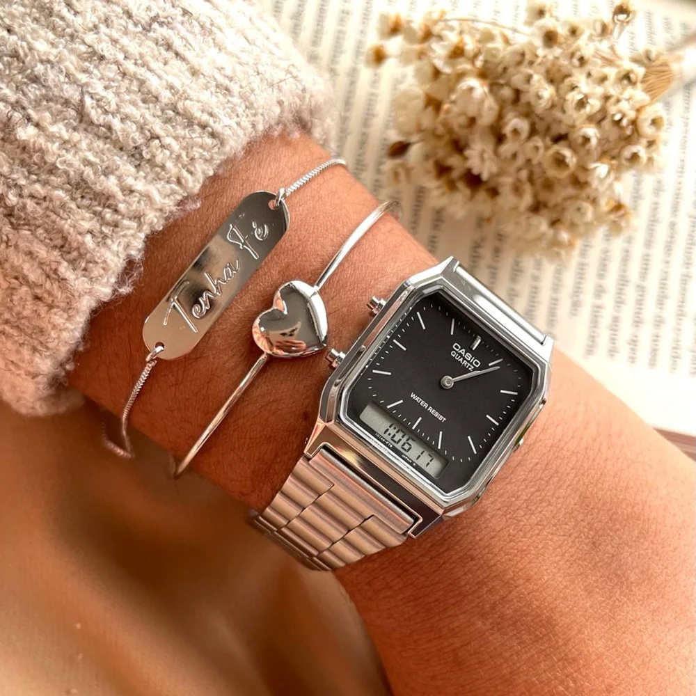 AQ-230A-1DMQ-7 ساعت مچی دیجیتال‑آنالوگ Casio AQ‑230A‑1DMQ با صفحه مشکی، نمایش ترکیبی آنالوگ و دیجیتال، قاب استیل نقرهای، بند استیل کلاسیک، آلارم روزانه و طراحی رترو؛ مناسب استایل مینیمال و وینتیج