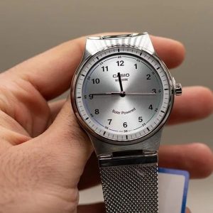 ساعت مچی مردانه Casio MTP‑RS105M‑7B با صفحه سفید نقره‌ای (Silver‑White Dial)، قاب استیل نقره‌ای، بند حصیری (Mesh) استیل، نمایش آنالوگ مینیمال و موتور کوارتز دقیق؛ مناسب استایل رسمی و روزمره شیک