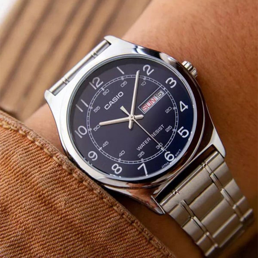 Casio MTP‑1183A-2 ساعت مچی مردانه Casio MTP‑V006D‑2B با صفحه آبی تیره، اعداد عربی سفید، قاب و بند استیل نقرهای، شیشه مینرال و موتور کوارتز ژاپنی؛ مناسب استایل رسمی و استفاده روزمره.