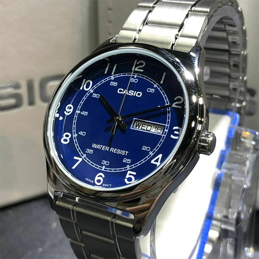 Casio MTP‑1183A-4 ساعت مچی مردانه Casio MTP‑V006D‑2B با صفحه آبی تیره، اعداد عربی سفید، قاب و بند استیل نقرهای، شیشه مینرال و موتور کوارتز ژاپنی؛ مناسب استایل رسمی و استفاده روزمره.