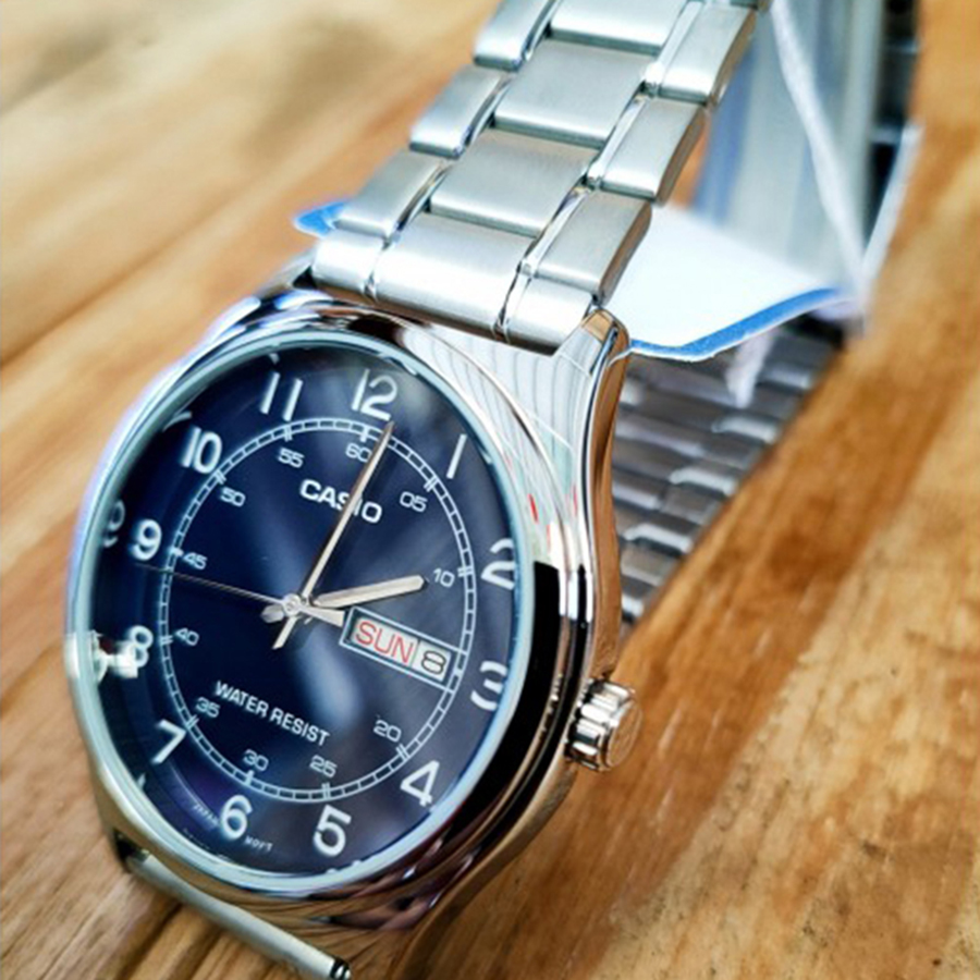 Casio MTP‑1183A-6 ساعت مچی مردانه Casio MTP‑V006D‑2B با صفحه آبی تیره، اعداد عربی سفید، قاب و بند استیل نقرهای، شیشه مینرال و موتور کوارتز ژاپنی؛ مناسب استایل رسمی و استفاده روزمره.