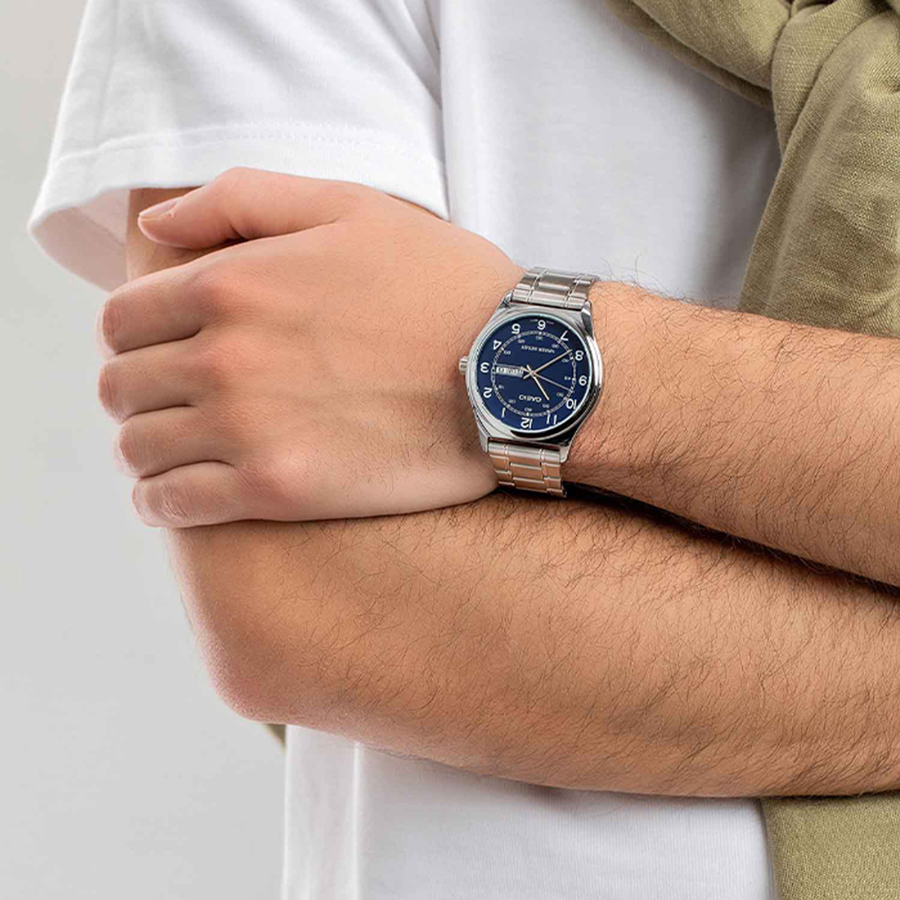 Casio MTP‑1183A-7 ساعت مچی مردانه Casio MTP‑V006D‑2B با صفحه آبی تیره، اعداد عربی سفید، قاب و بند استیل نقرهای، شیشه مینرال و موتور کوارتز ژاپنی؛ مناسب استایل رسمی و استفاده روزمره.