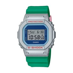 ساعت مچی دیجیتال مردانه Casio G‑SHOCK DW‑5600EU‑8A3D با قاب طوسی روشن مات، بند رزین روشن، طراحی مربعی کلاسیک، مقاومت ضربه، نور پس‌زمینه EL و مقاومت آب ۲۰۰ متر مناسب استفاده روزمره و اسپرت