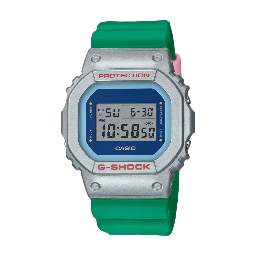 DW-5600EU-8A3D-9 ساعت مچی دیجیتال مردانه Casio G‑SHOCK DW‑5600EU‑8A3D با قاب طوسی روشن مات، بند رزین روشن، طراحی مربعی کلاسیک، مقاومت ضربه، نور پسزمینه EL و مقاومت آب ۲۰۰ متر مناسب استفاده روزمره و اسپرت