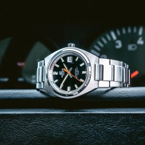 ساعت مچی مردانه Casio Edifice EFB‑109D‑1AVDF با صفحه مشکی کلاسیک، قاب و بند استیل نقره‌ای، شیشه یاقوت کبود ضدخش، نمایش تاریخ و مقاومت آب ۱۰۰ متر مناسب استایل رسمی و روزمره