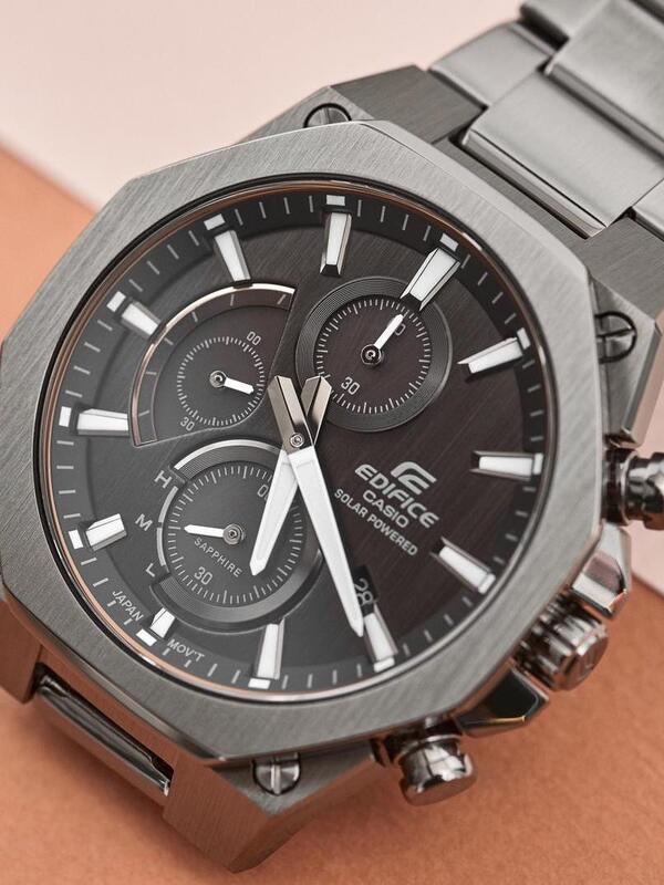 EFS-S570DC-1A-4 Edifice سولار کرنوگراف صفحه مشکی قاب و بند استیل مشکی شیشه Sapphire ضخامت 9.7 mm مقاومت آب 100 متر