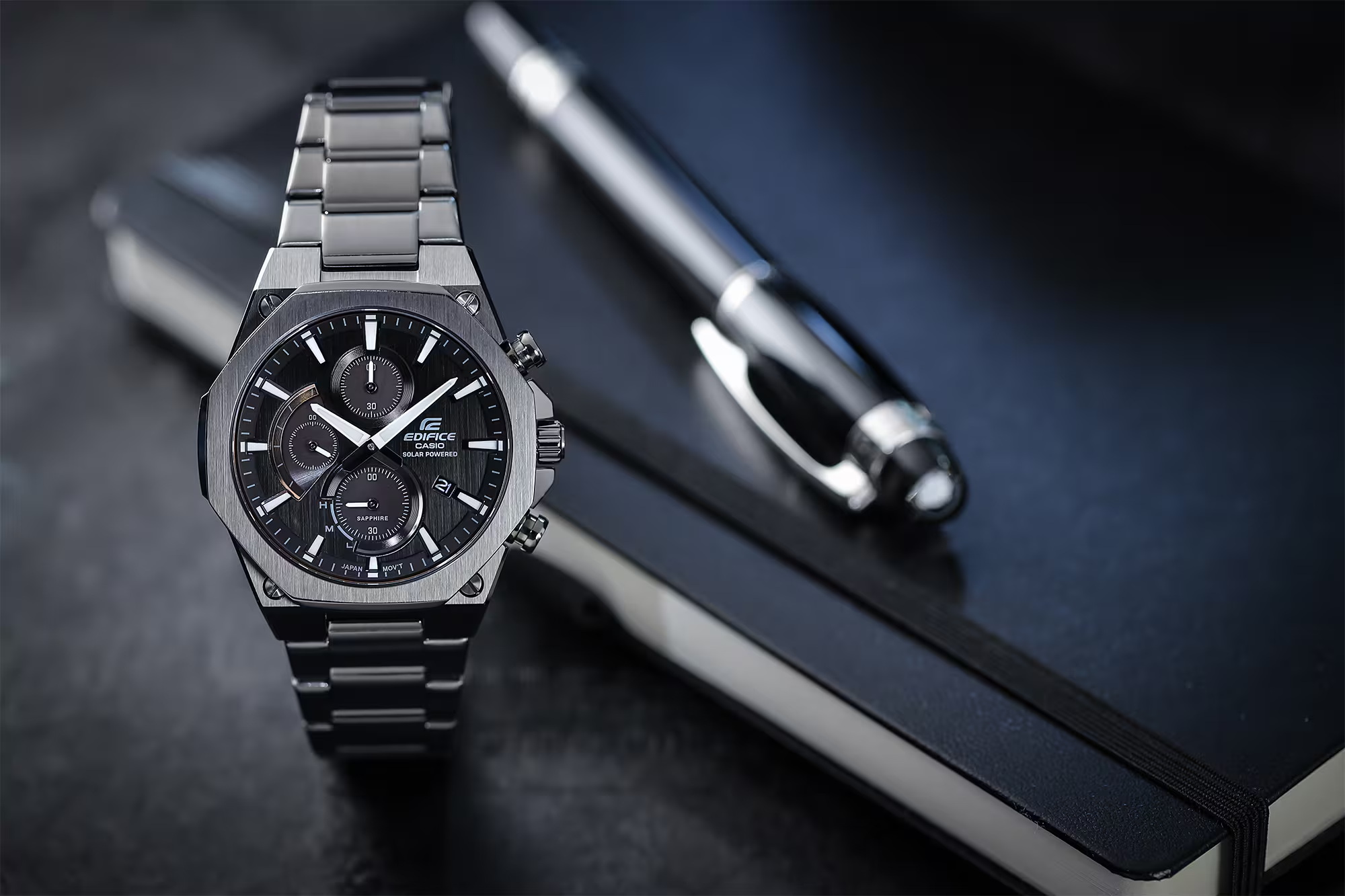 EFS-S570DC-1A_5 Edifice سولار کرنوگراف صفحه مشکی قاب و بند استیل مشکی شیشه Sapphire ضخامت 9.7 mm مقاومت آب 100 متر