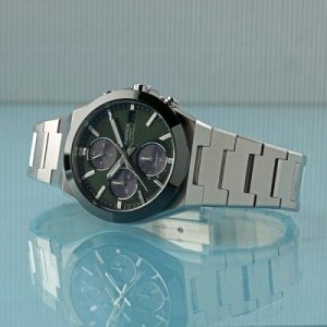 ساعت مچی مردانه Casio Edifice EFS‑S650D‑3A با صفحه سبز یشمی، قاب و بند استیل نقره‌ای، موتور سولار (Solar Powered)، شیشه یاقوت کبود ضدخش، نمایش تاریخ و مقاومت آب ۱۰۰ متر؛ مناسب استایل رسمی مدرن