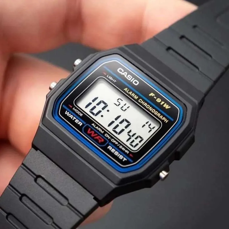 F-91W-1DG-2 ساعت مچی دیجیتال Casio F‑91W‑1DG با صفحه دیجیتال کلاسیک، قاب و بند رزین مشکی، نور پسزمینه LED، آلارم روزانه، کرنومتر و طراحی فوقسبک؛ مناسب استفاده روزمره